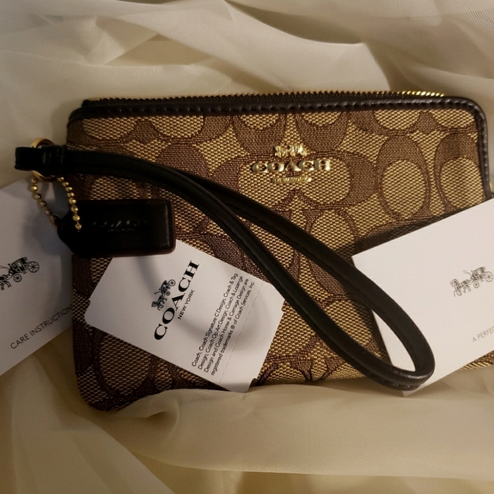 COACH Wristlet Signature Design